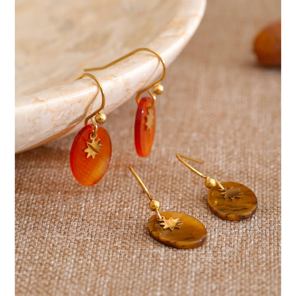 Natural stone geometric earrings in gold-plated stainless steel with natural stone.