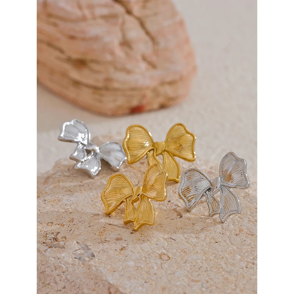 Bow earrings in gold-plated stainless steel.