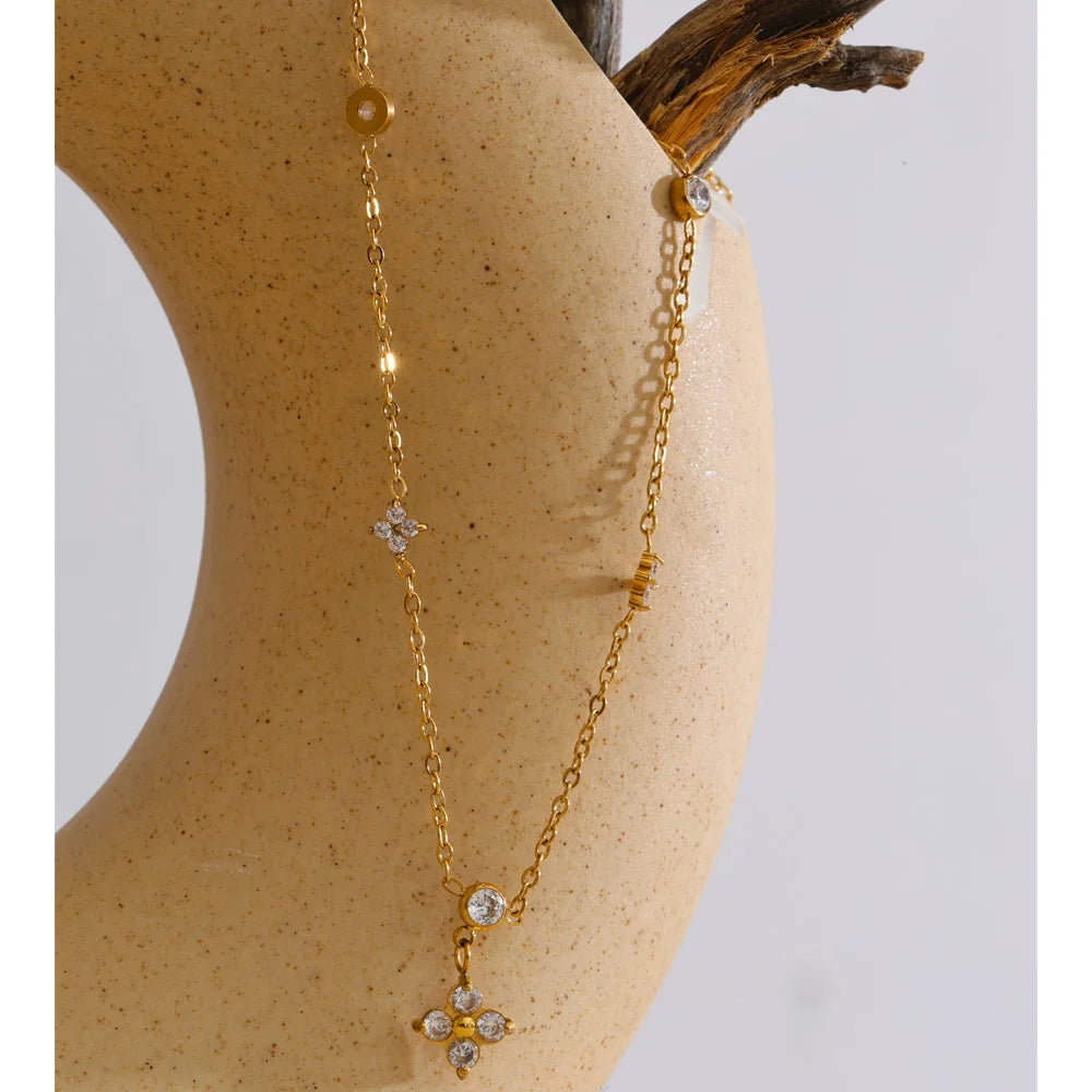 Cubic zirconia flower necklace in gold-plated stainless steel with cubic zirconia.