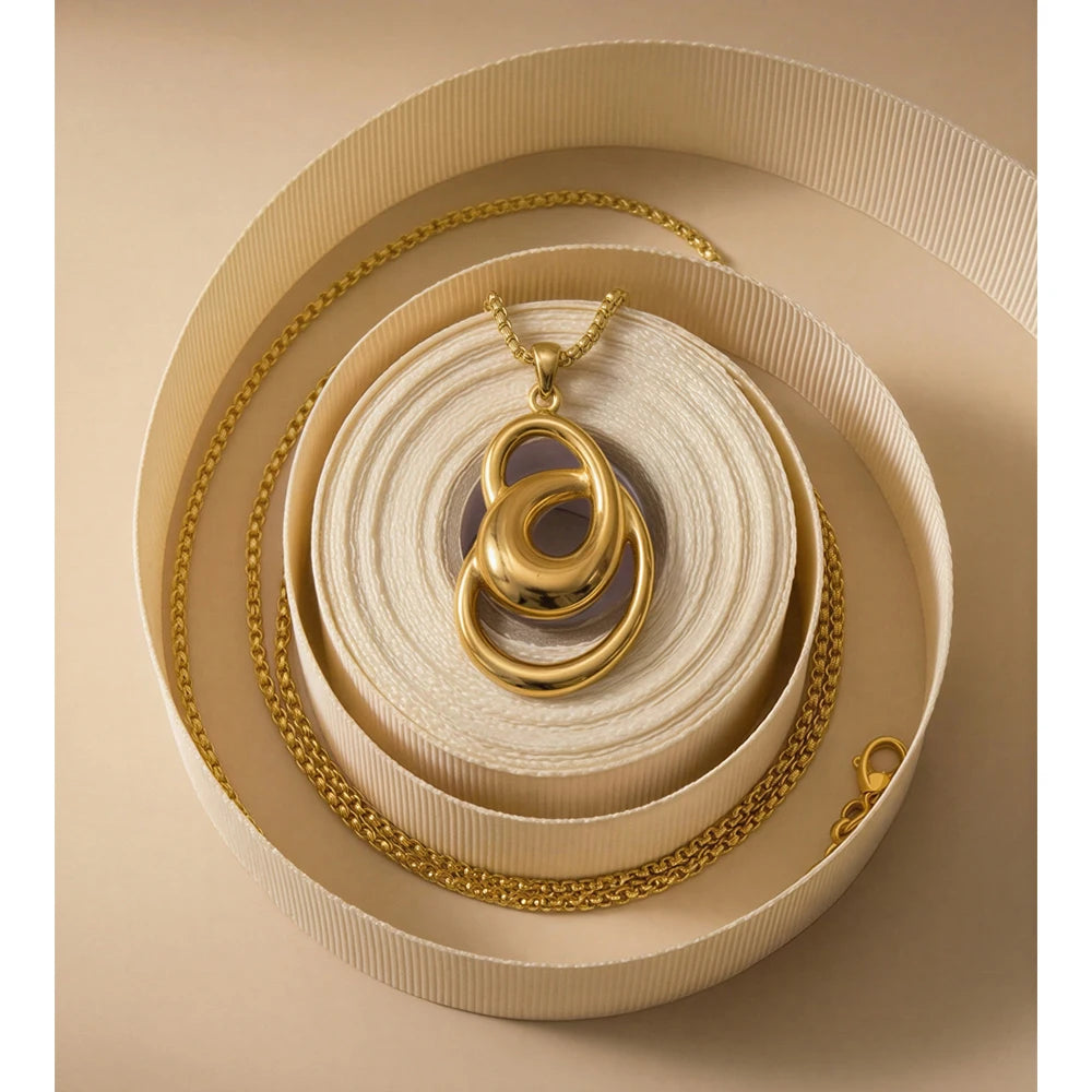 Geometric necklace in gold-plated stainless steel.