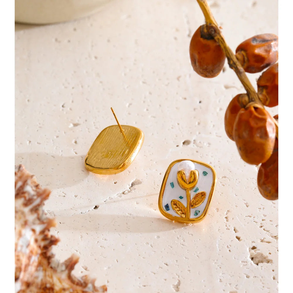 Pearl enamel flower earrings in gold-plated stainless steel with pearl and enamel.