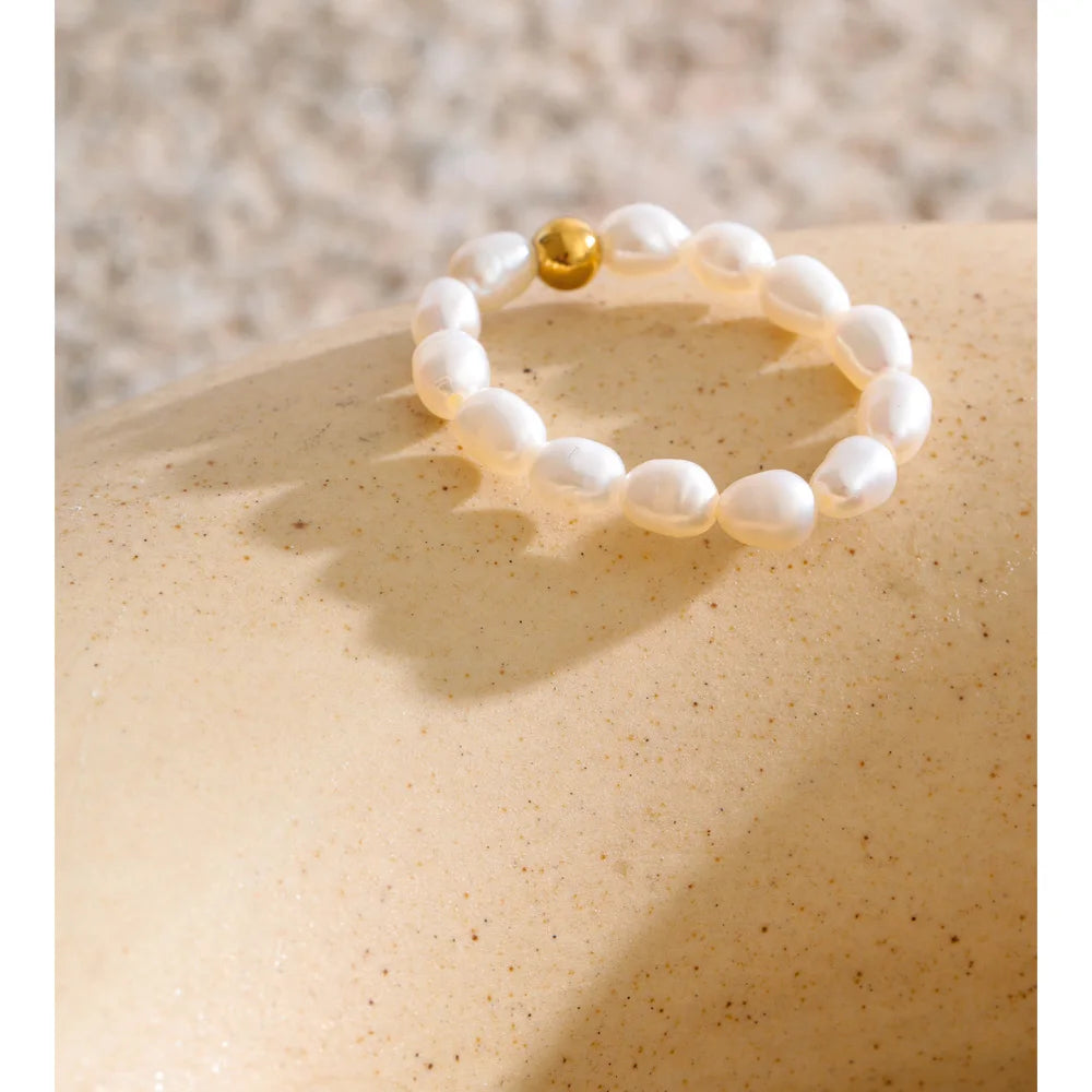 Freshwater pearl geometric ring in 18K gold-plated stainless steel with freshwater pearl.