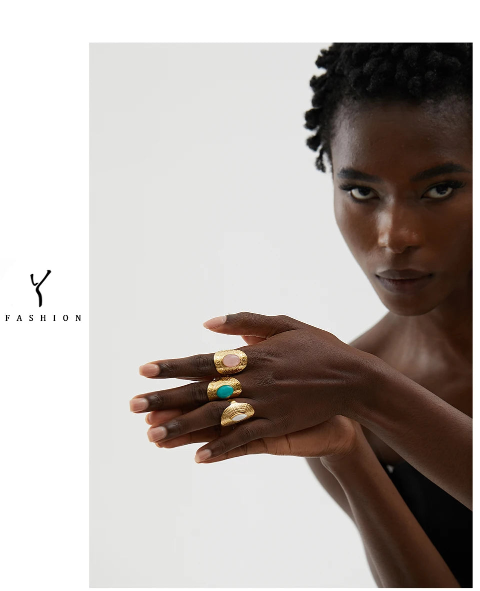 Green natural stone geometric ring in 18K gold-plated stainless steel with natural stone.