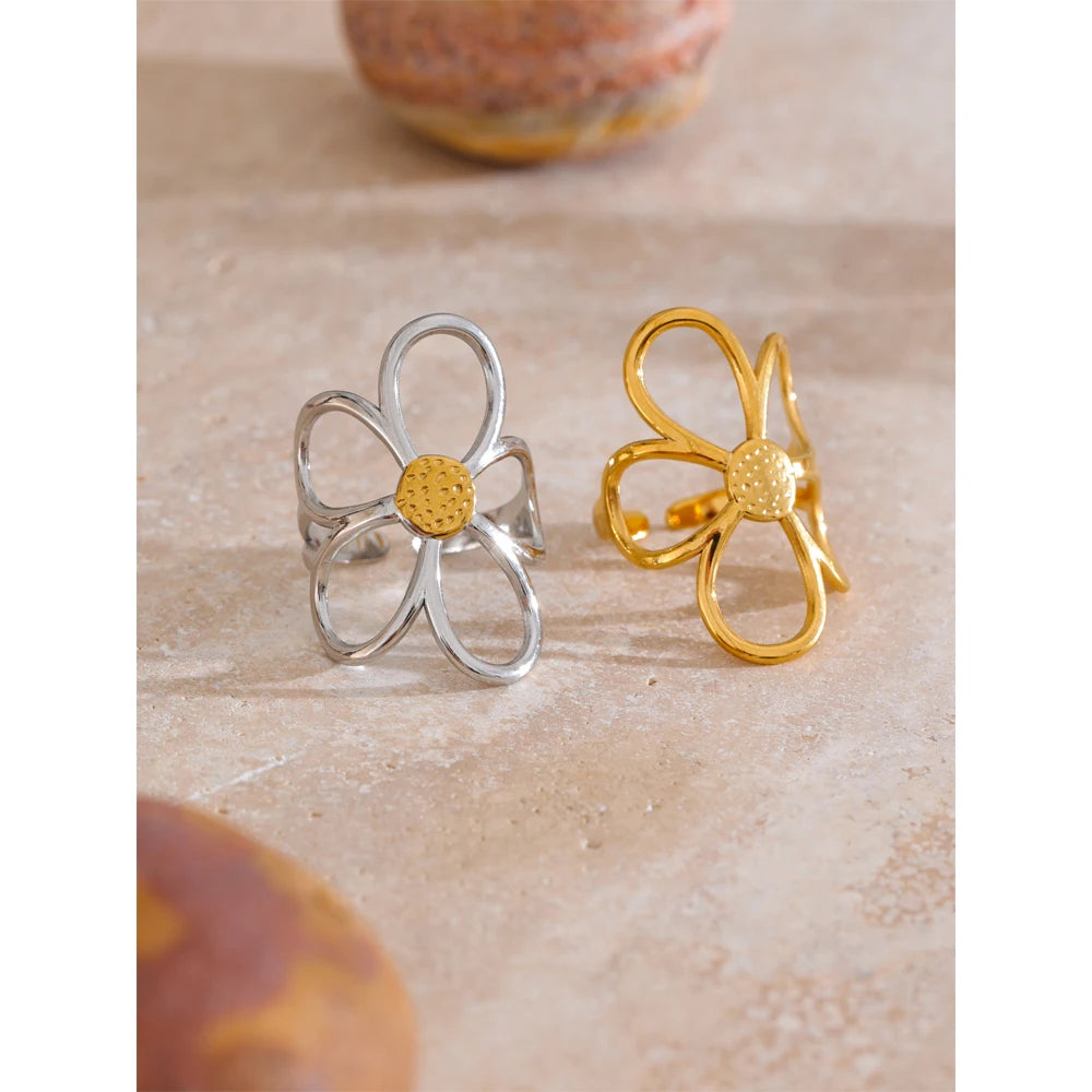 Flower ring in gold-plated stainless steel.