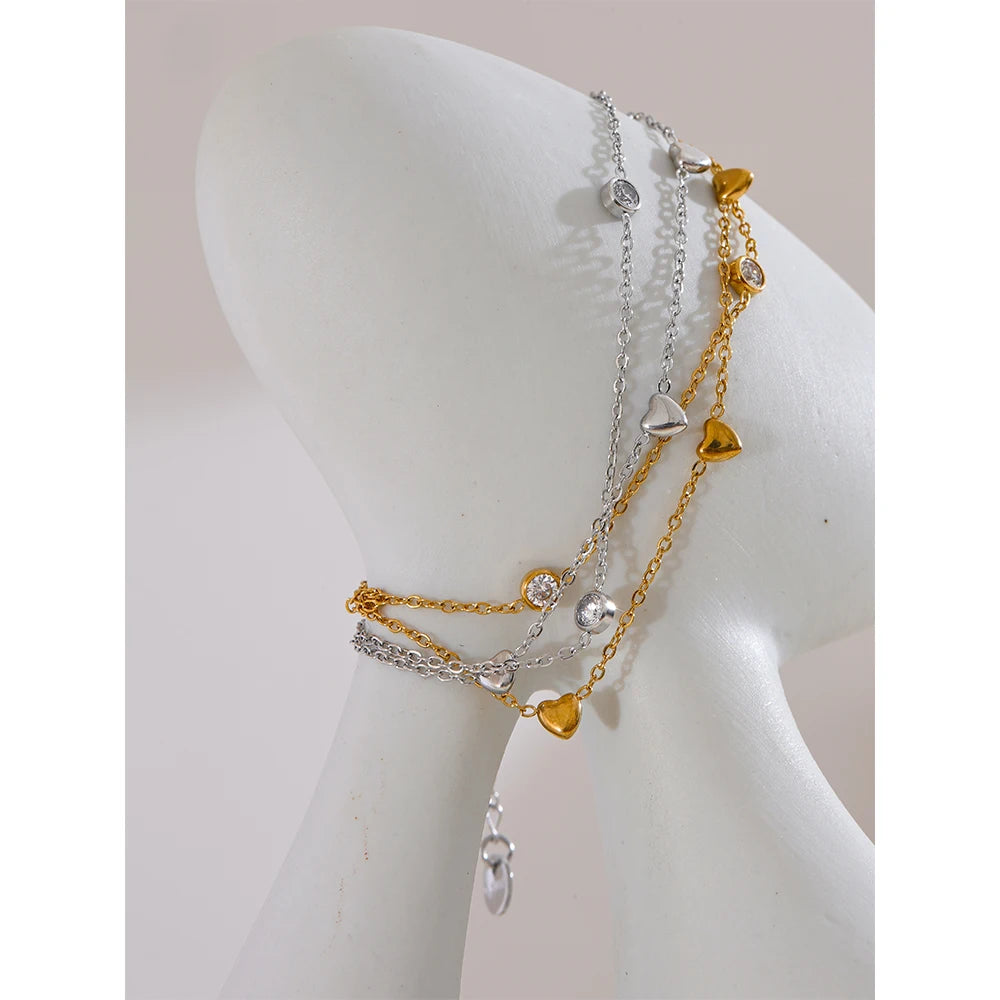 Cubic zirconia heart chain necklace in gold-plated stainless steel with cubic zirconia.