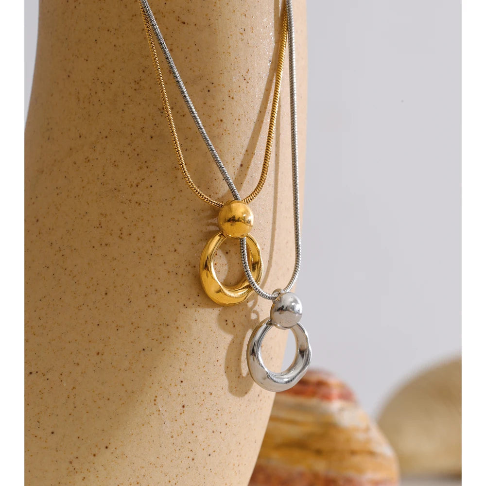 Geometric necklace in gold-plated stainless steel.