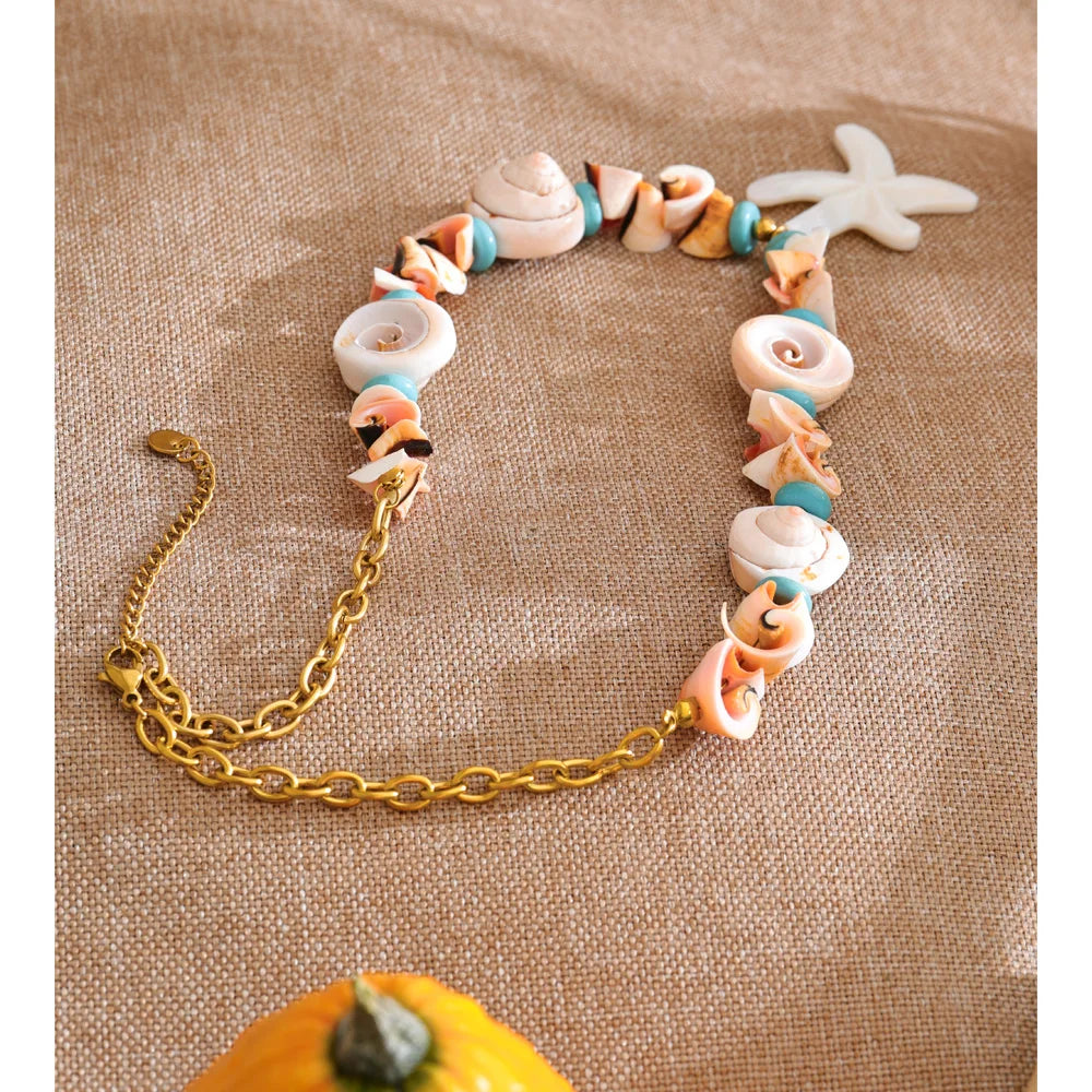 Shell star geometric necklace in gold-plated stainless steel with shell.