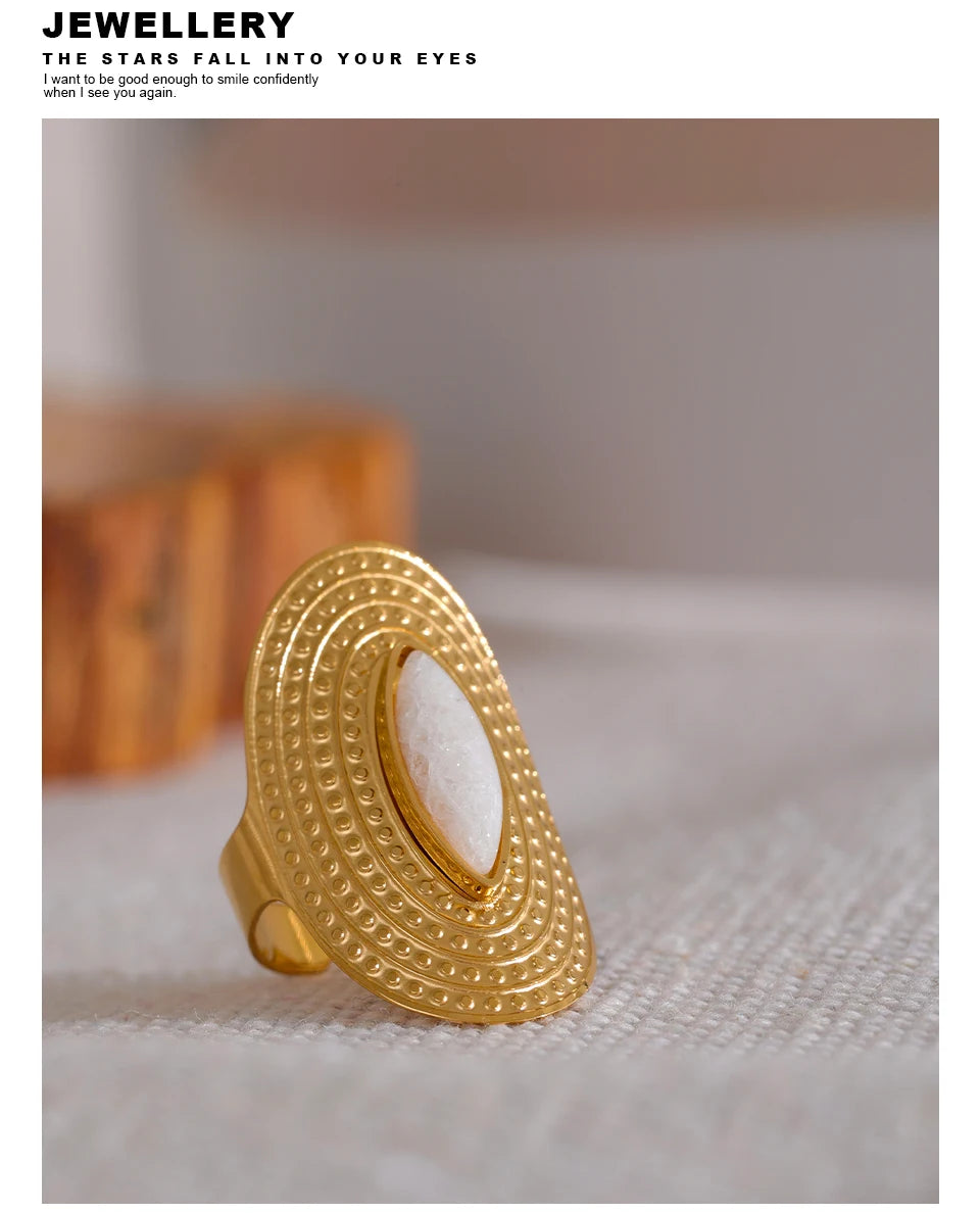 Green natural stone geometric ring in 18K gold-plated stainless steel with natural stone.