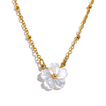 Shell flower chain necklace in gold-plated stainless steel with shell.