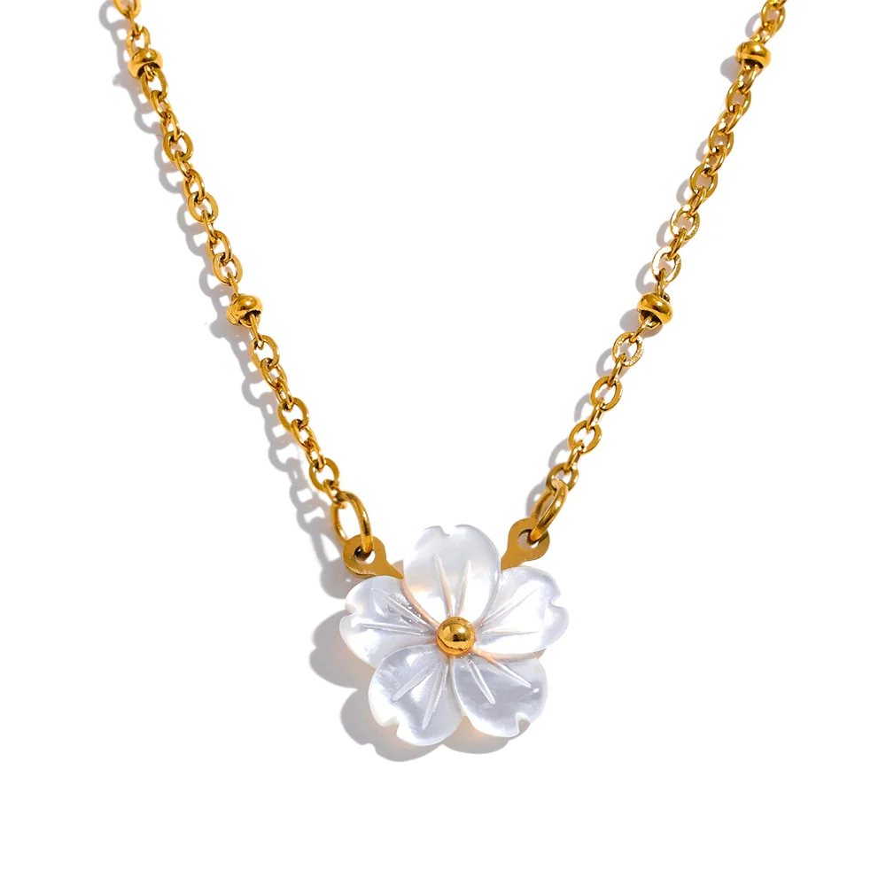 Shell flower chain necklace in gold-plated stainless steel with shell.