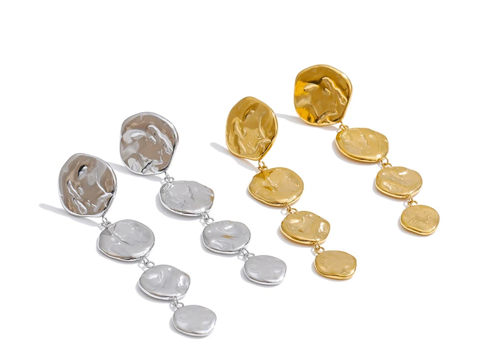 Geometric chain earrings in gold-plated stainless steel.