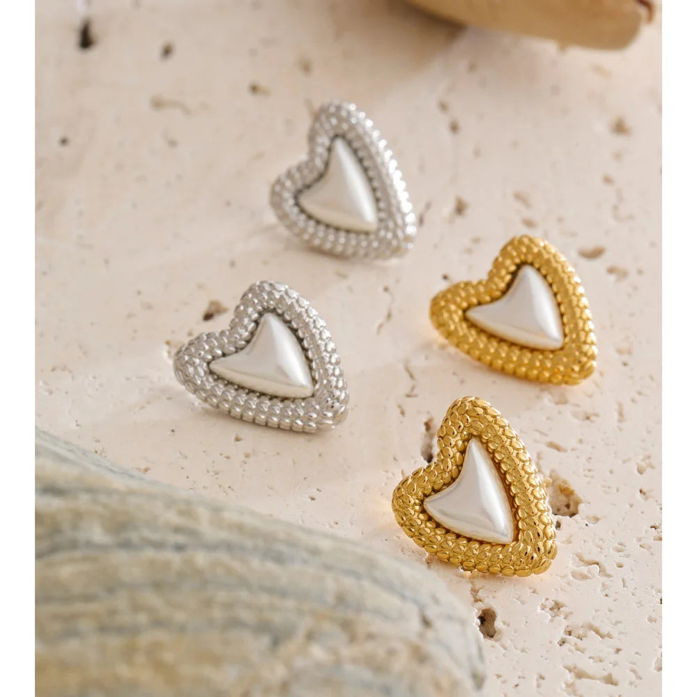 Pearl heart earrings in gold-plated stainless steel with pearl.