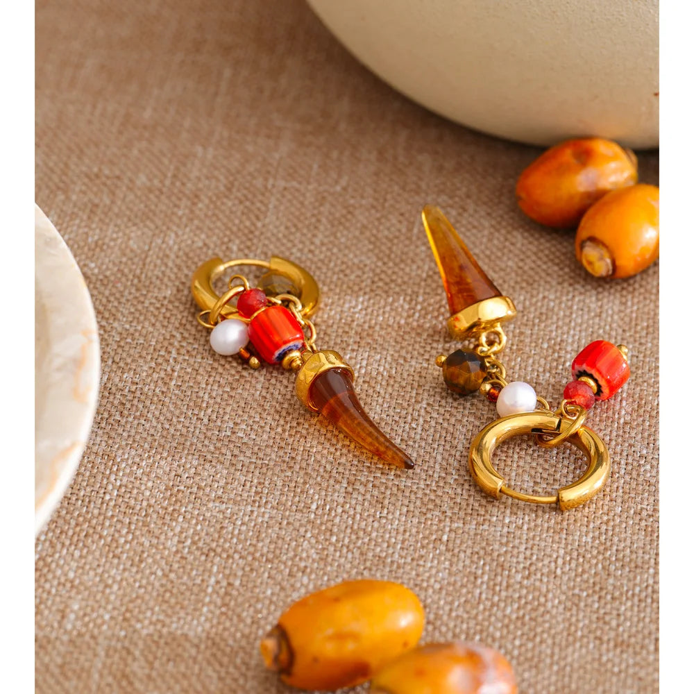 Resin geometric earrings in gold-plated stainless steel with resin.