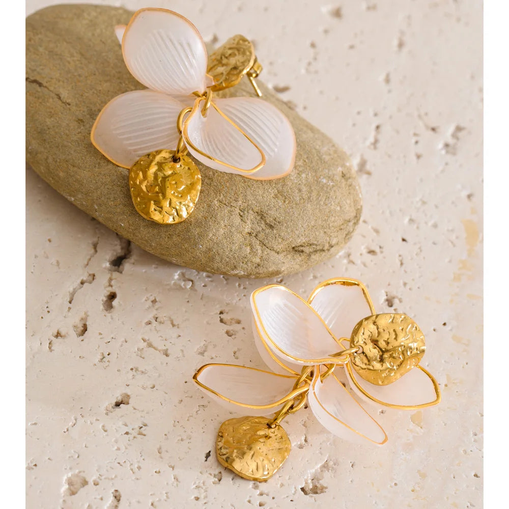 Resin acrylic flower earrings in gold-plated stainless steel with resin and acrylic.