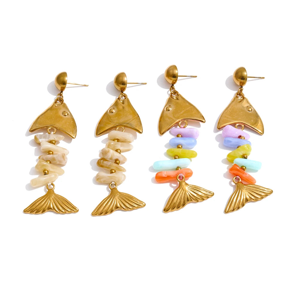 Resin multi-color geometric earrings in gold-plated stainless steel with resin.