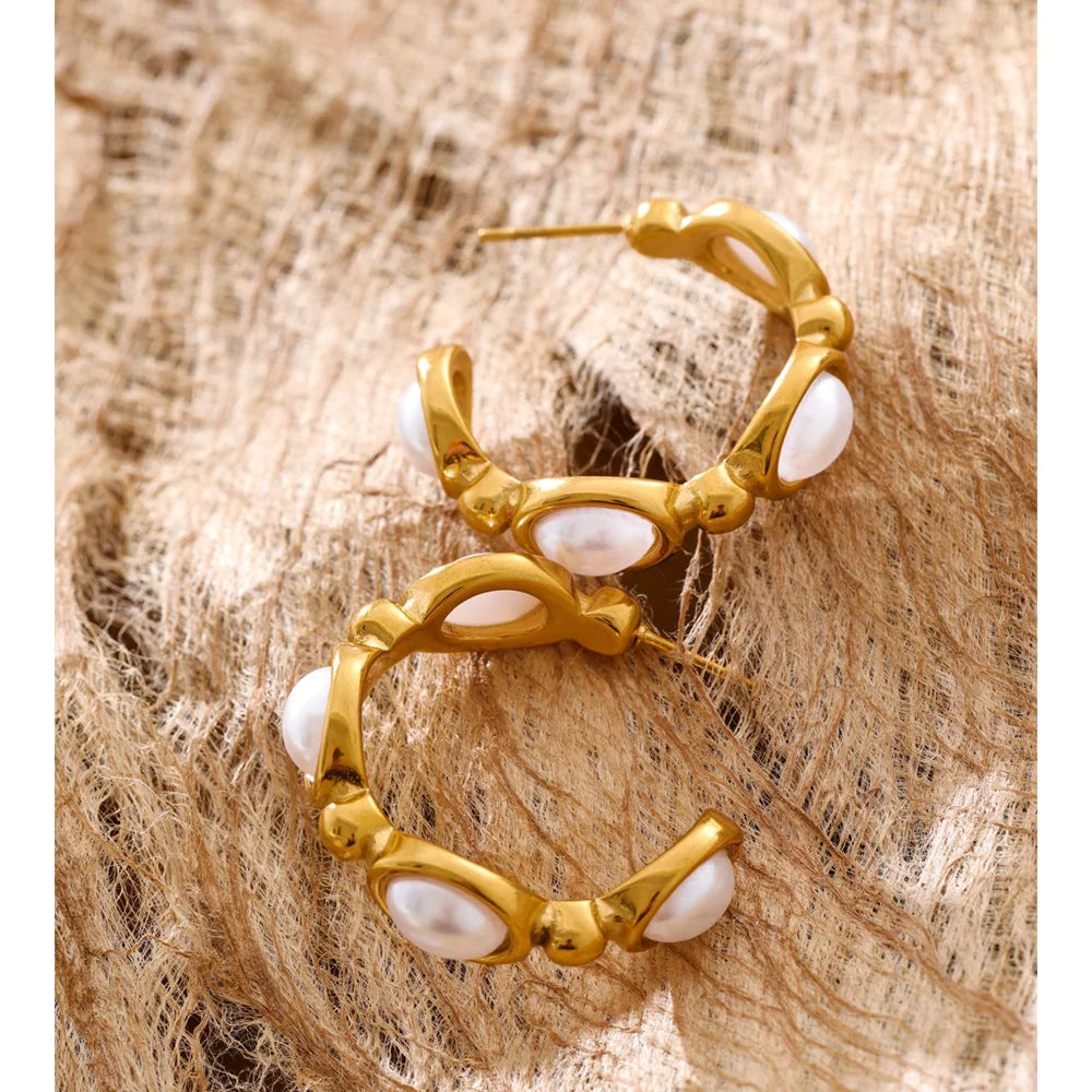 Pearl geometric earrings in gold-plated stainless steel with pearl.