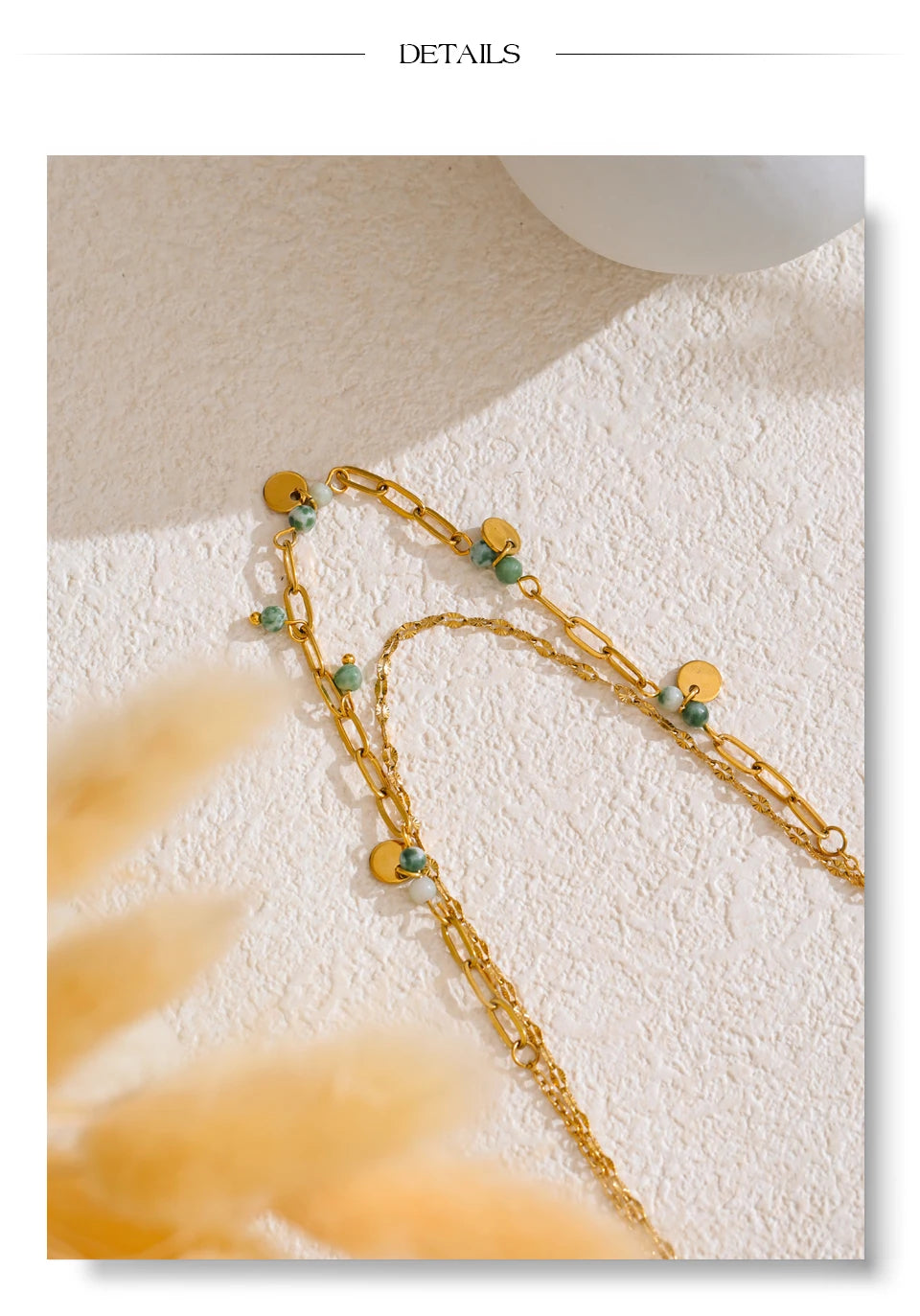 Green natural stone geometric necklace in gold-plated stainless steel with natural stone.