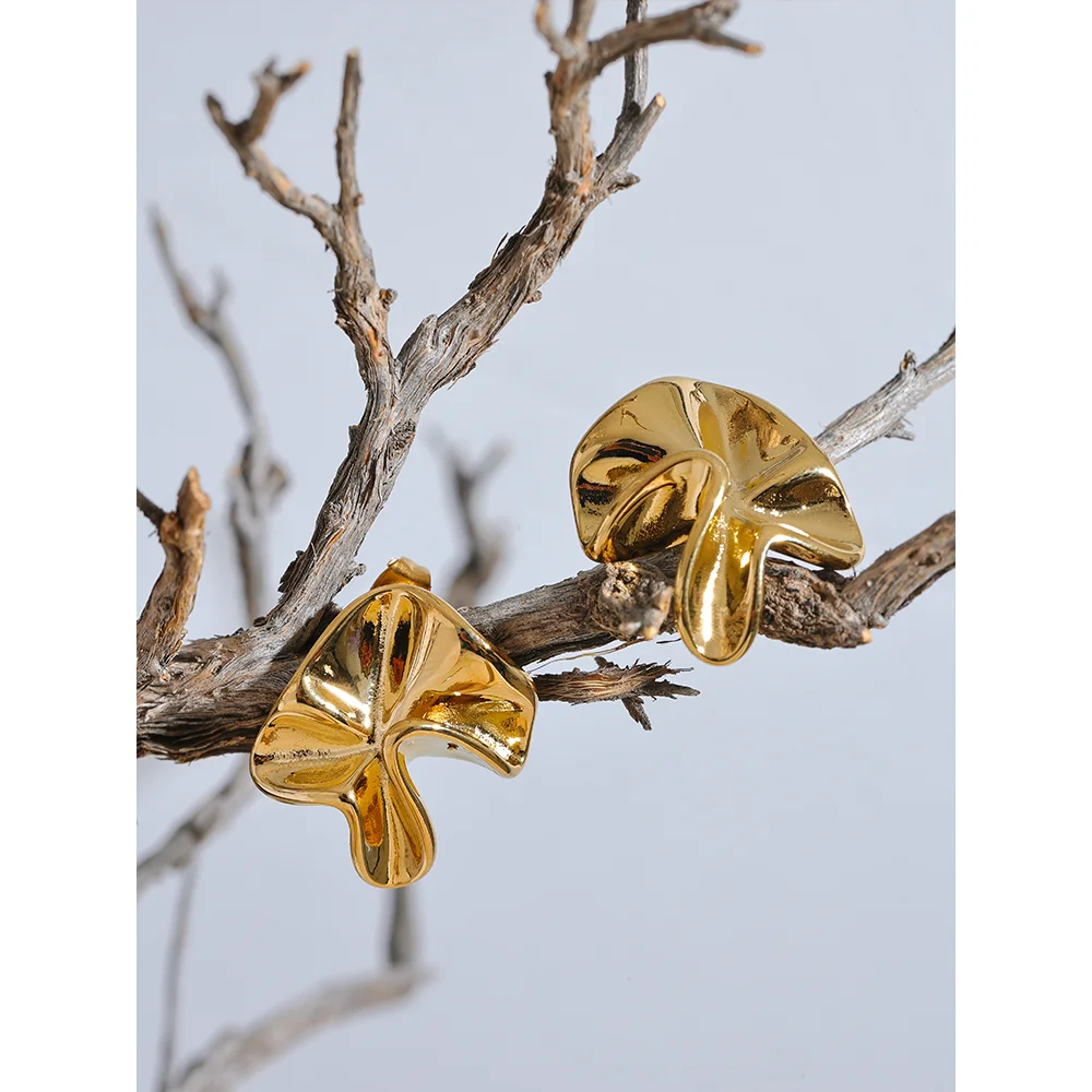 Flower earrings in gold-plated 316L stainless steel.