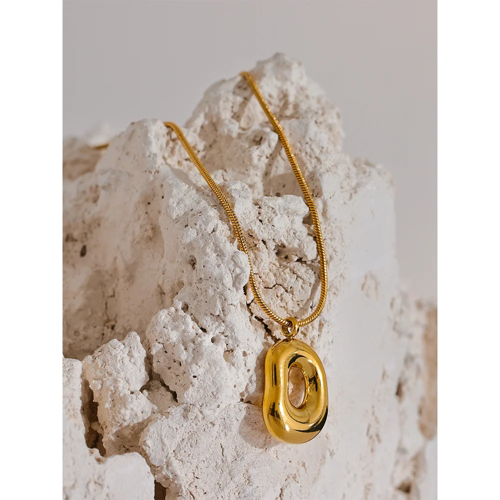 Geometric necklace in gold-plated 316L stainless steel.