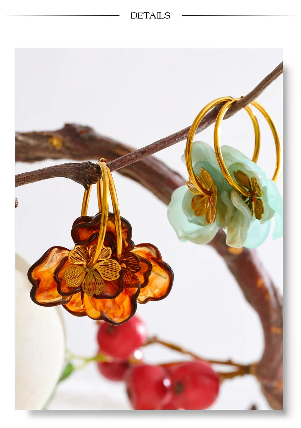 Resin flower earrings in gold-plated stainless steel with resin.
