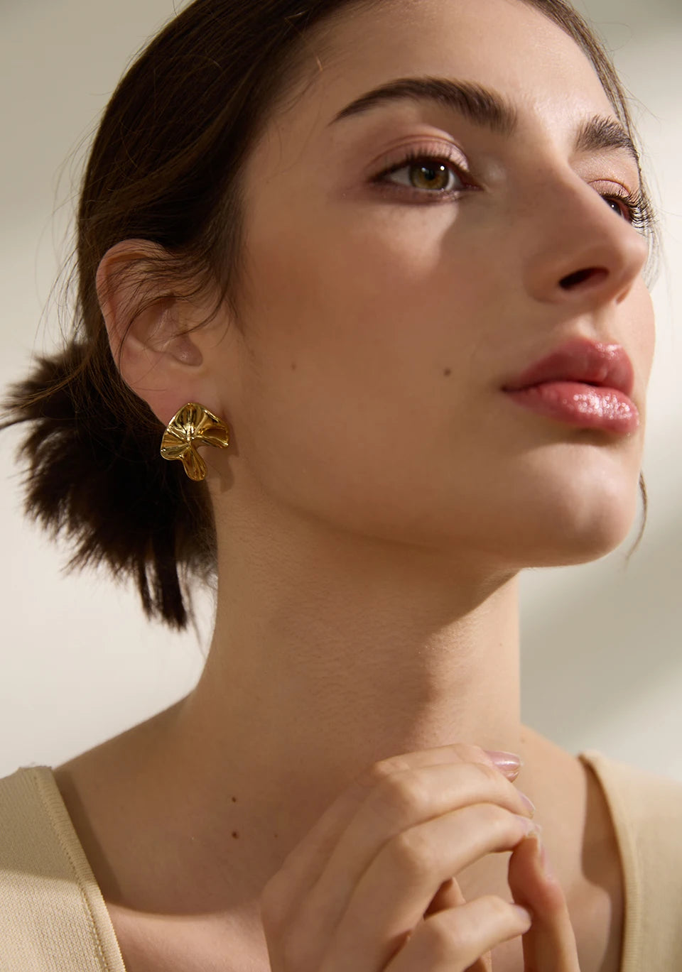 Flower earrings in gold-plated 316L stainless steel.