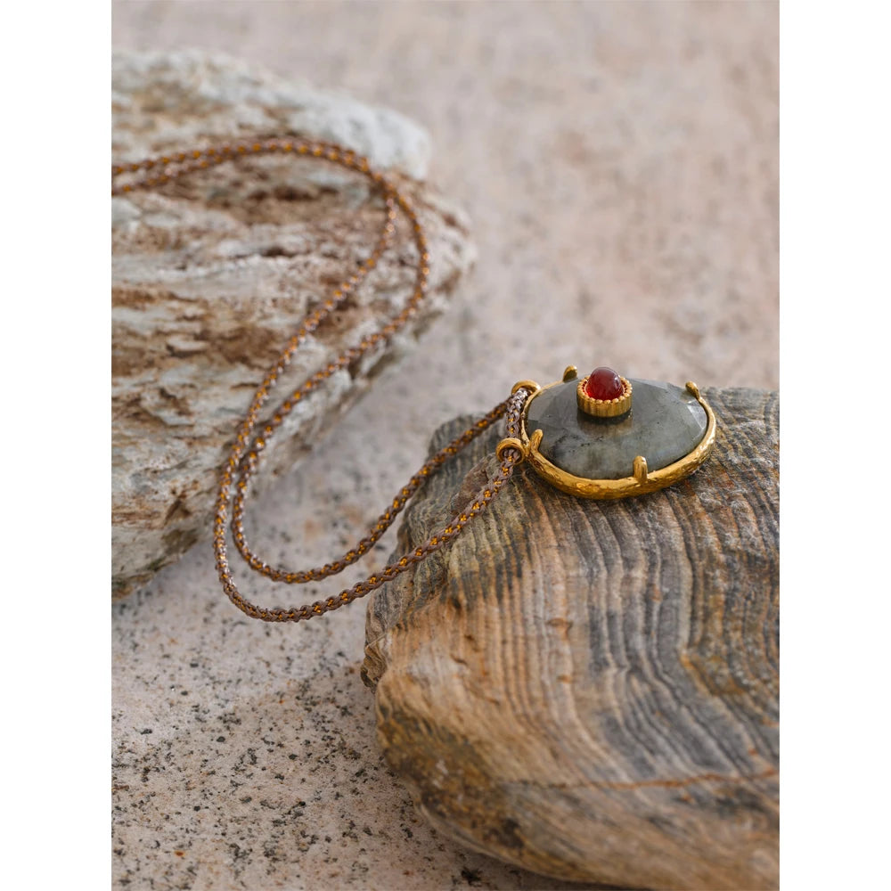 Natural stone geometric necklace in gold-plated stainless steel with natural stone.