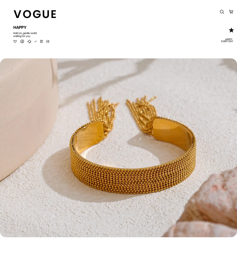 Geometric chain necklace in gold-plated stainless steel.