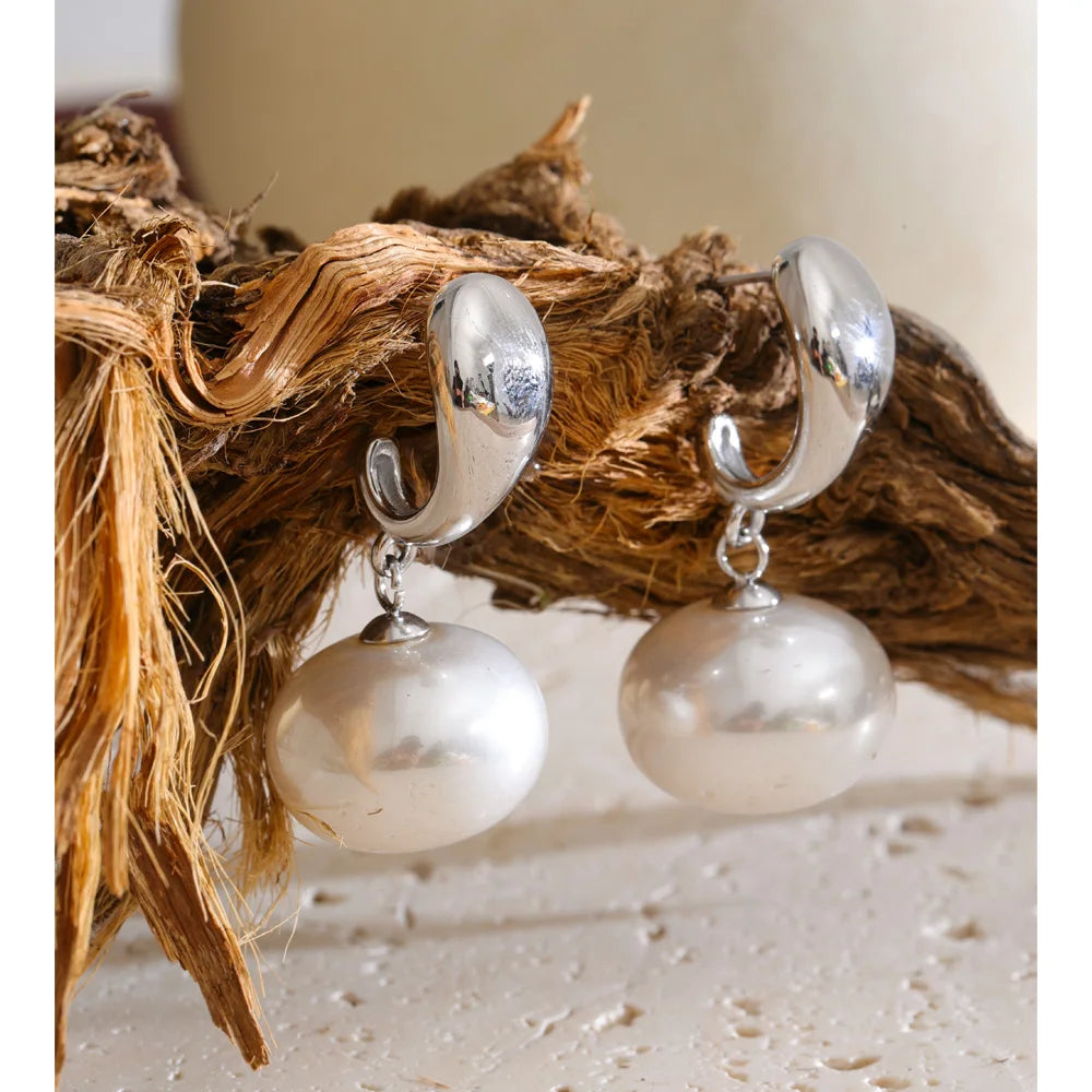 Pearl geometric earrings in gold-plated stainless steel with pearl.