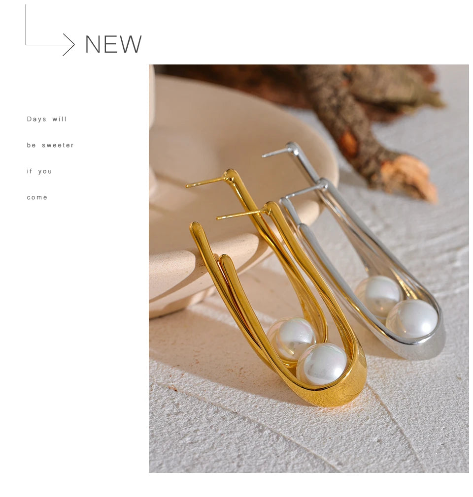 Pearl minimalist geometric earrings in gold-plated stainless steel with pearl.