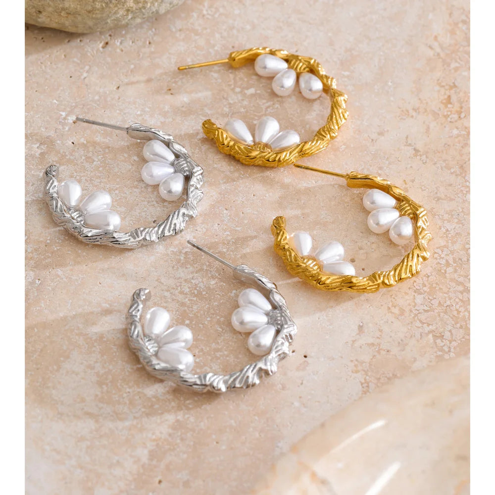 Pearl geometric earrings in gold-plated stainless steel with pearl.