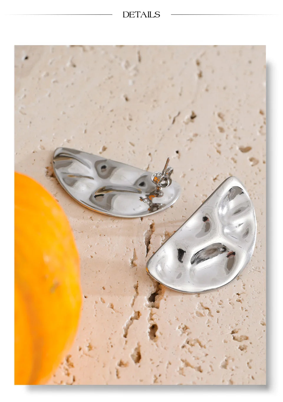 Hammered geometric earrings in gold-plated stainless steel.