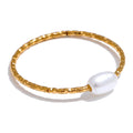 Freshwater pearl geometric ring in gold-plated stainless steel with freshwater pearl.