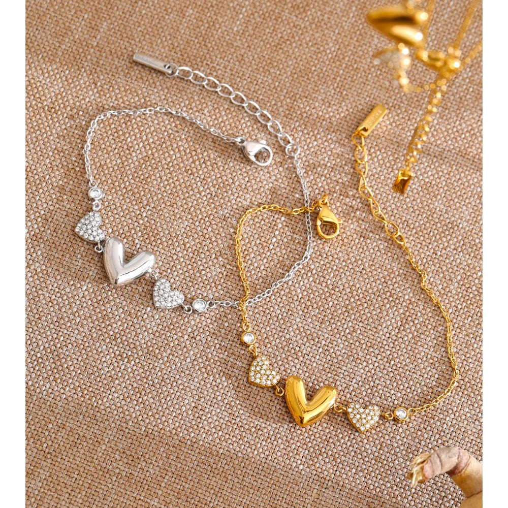 Cubic zirconia heart necklace in gold-plated stainless steel with cubic zirconia.