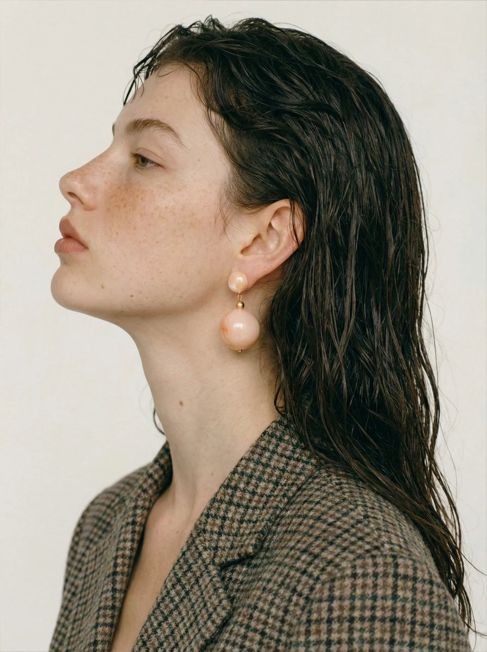 Resin geometric earrings in gold-plated stainless steel with resin.