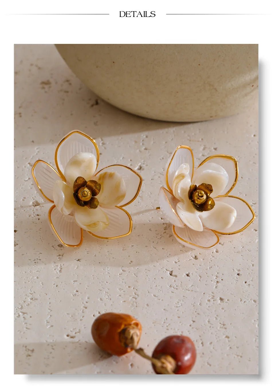 Resin flower earrings in gold-plated stainless steel with resin.