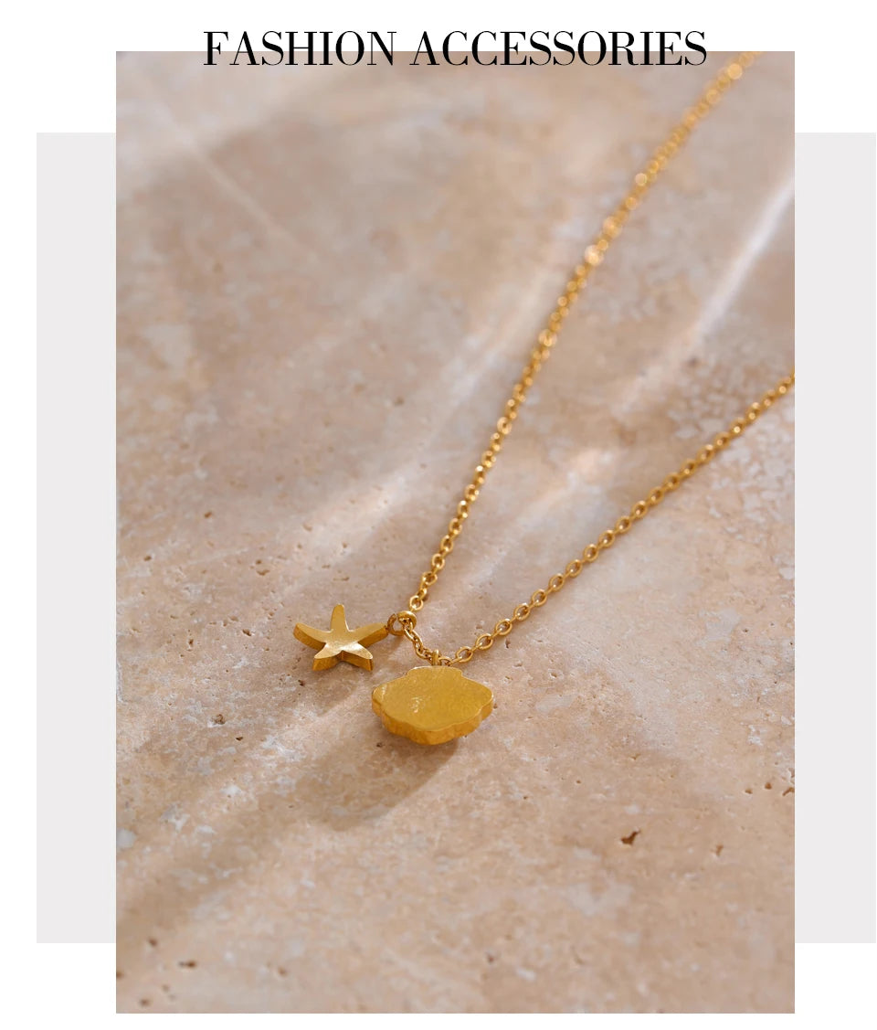 Shell star geometric necklace in gold-plated stainless steel with shell.