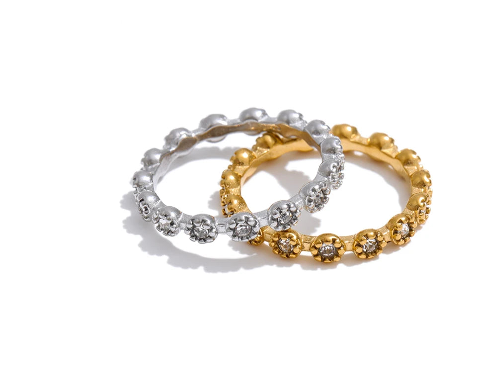 Cubic zirconia flower geometric ring in 18K gold-plated stainless steel with cubic zirconia.