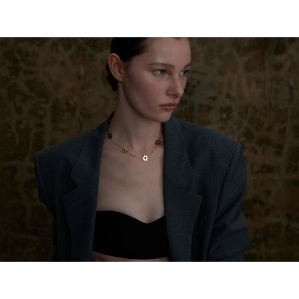 Flower geometric chain necklace in gold-plated stainless steel.