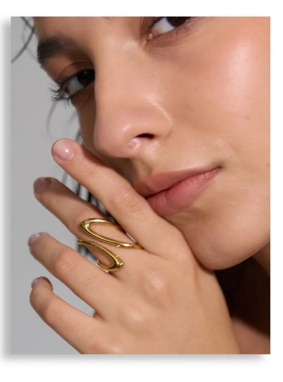Minimalist geometric ring in gold-plated stainless steel.