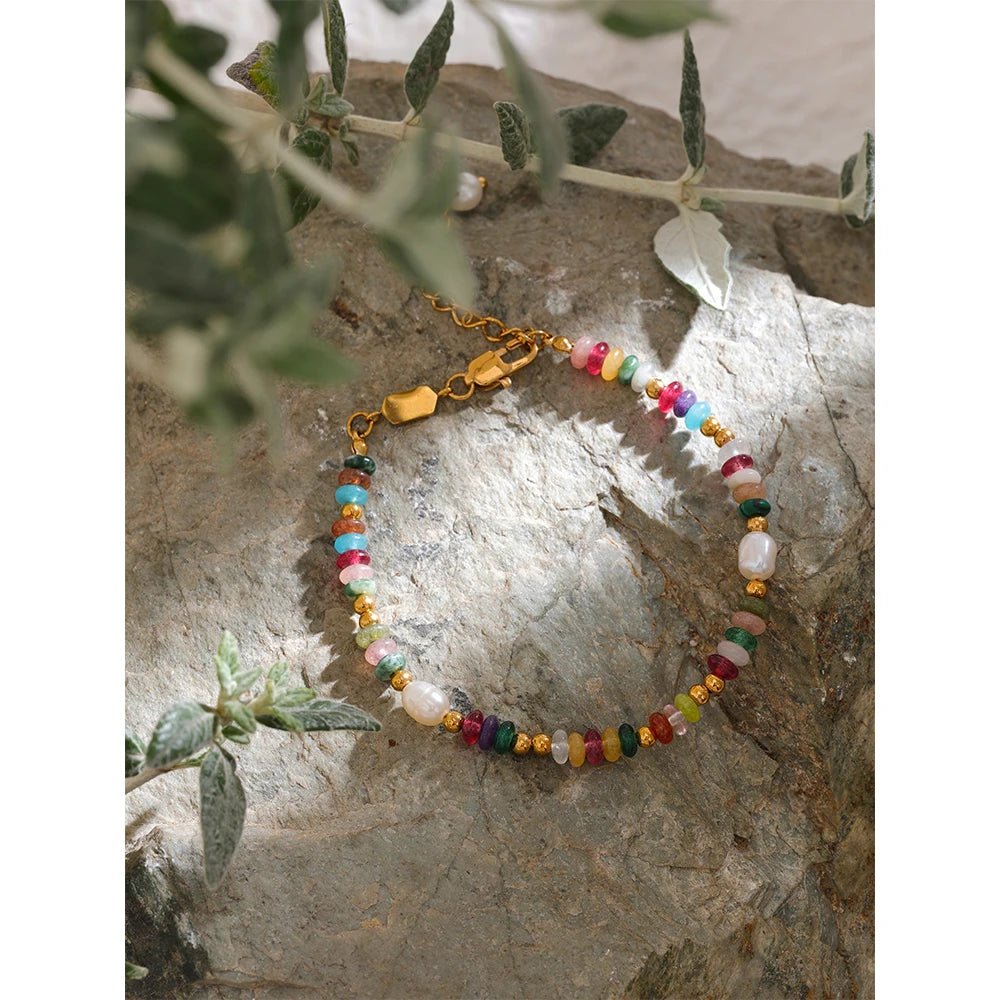 Pearl natural stone geometric necklace in gold-plated stainless steel with pearl and natural stone.
