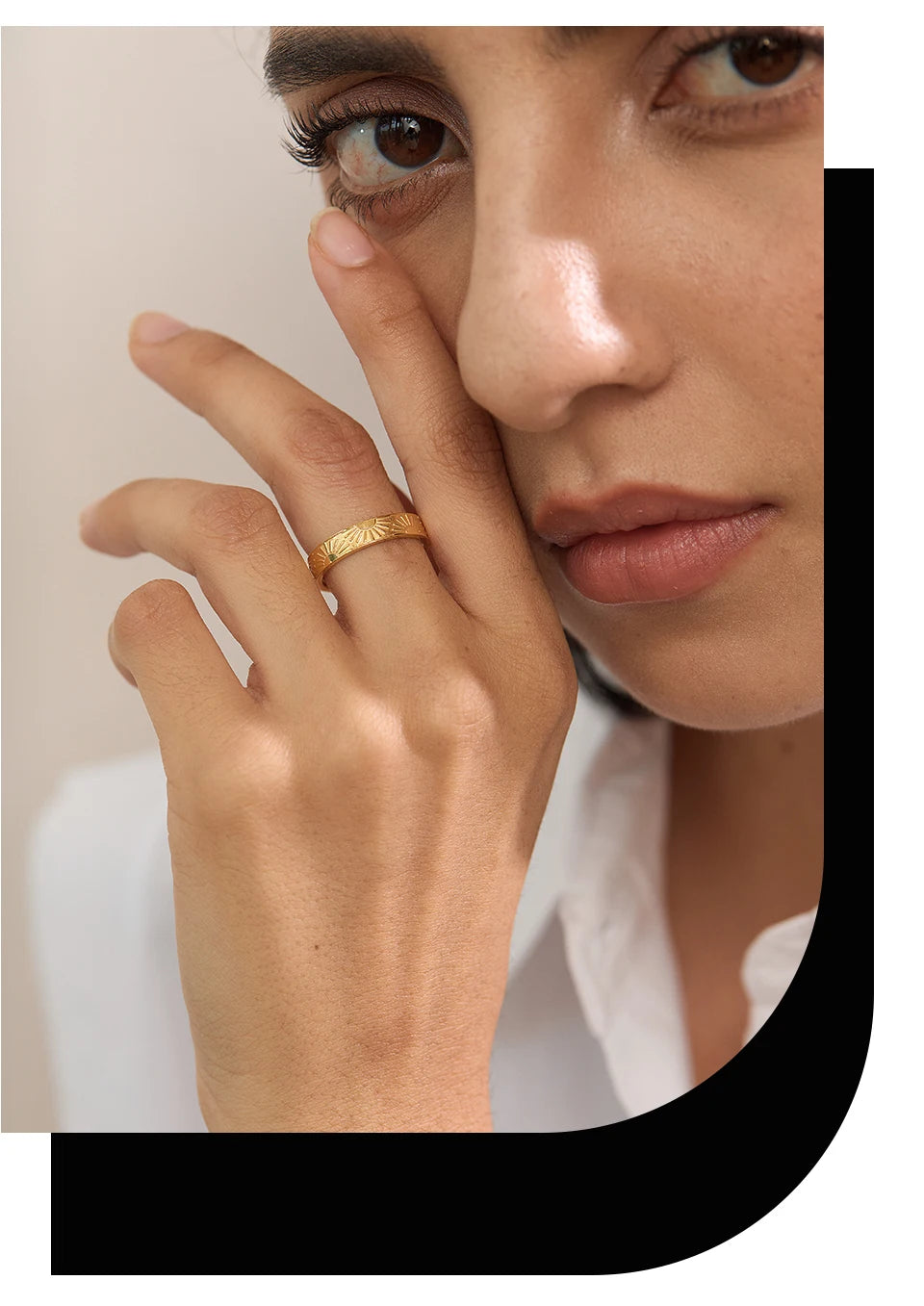 Sun minimalist geometric ring in 18K gold-plated stainless steel.