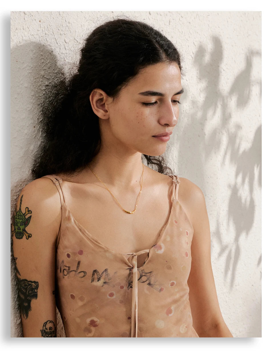 Shell moon geometric necklace in gold-plated stainless steel with shell.