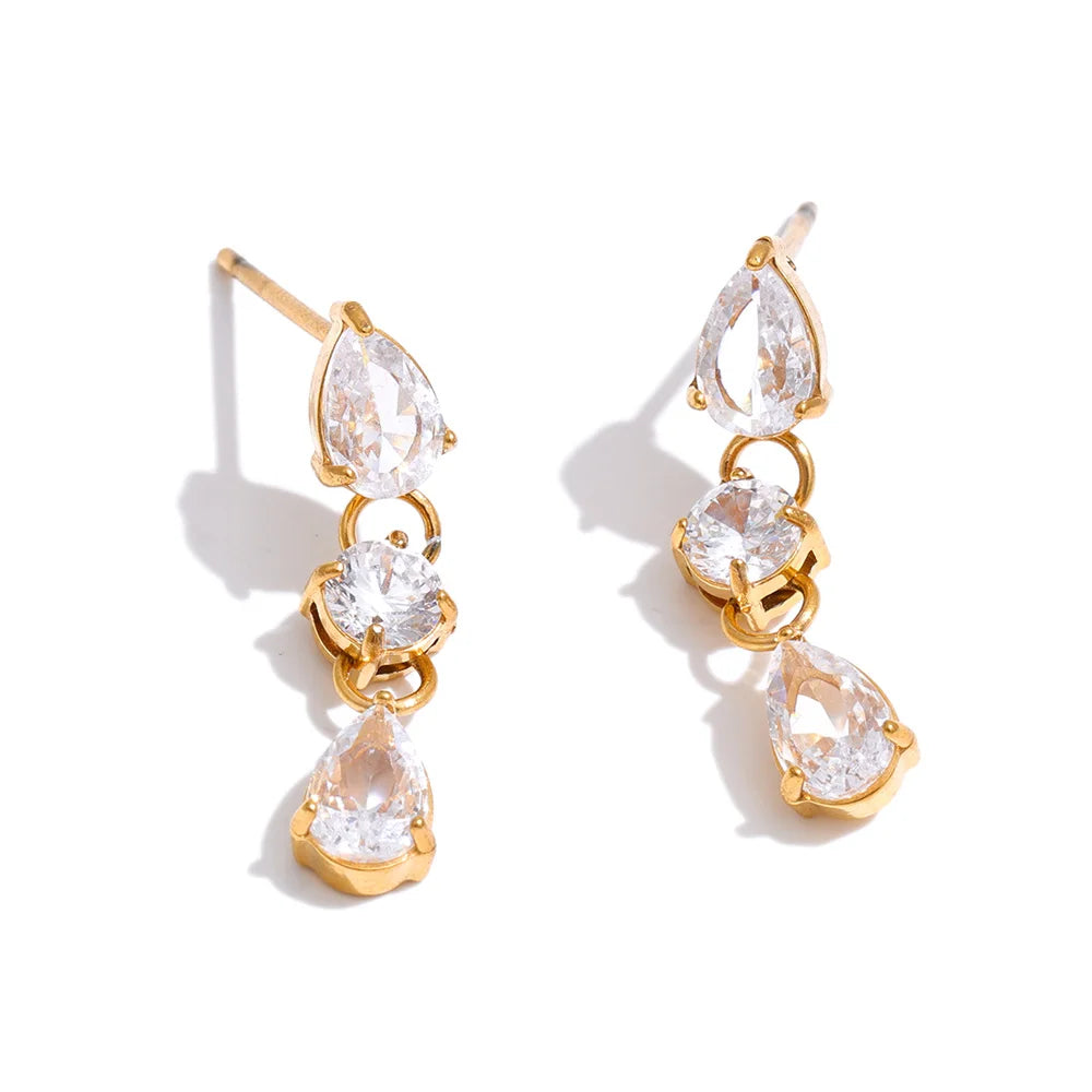 Cubic zirconia minimalist geometric earrings in gold-plated stainless steel with cubic zirconia.