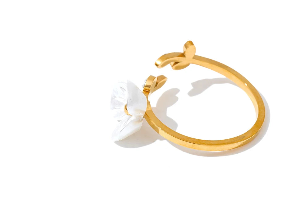 Cubic zirconia resin flower ring in 18K gold-plated stainless steel with cubic zirconia and resin.