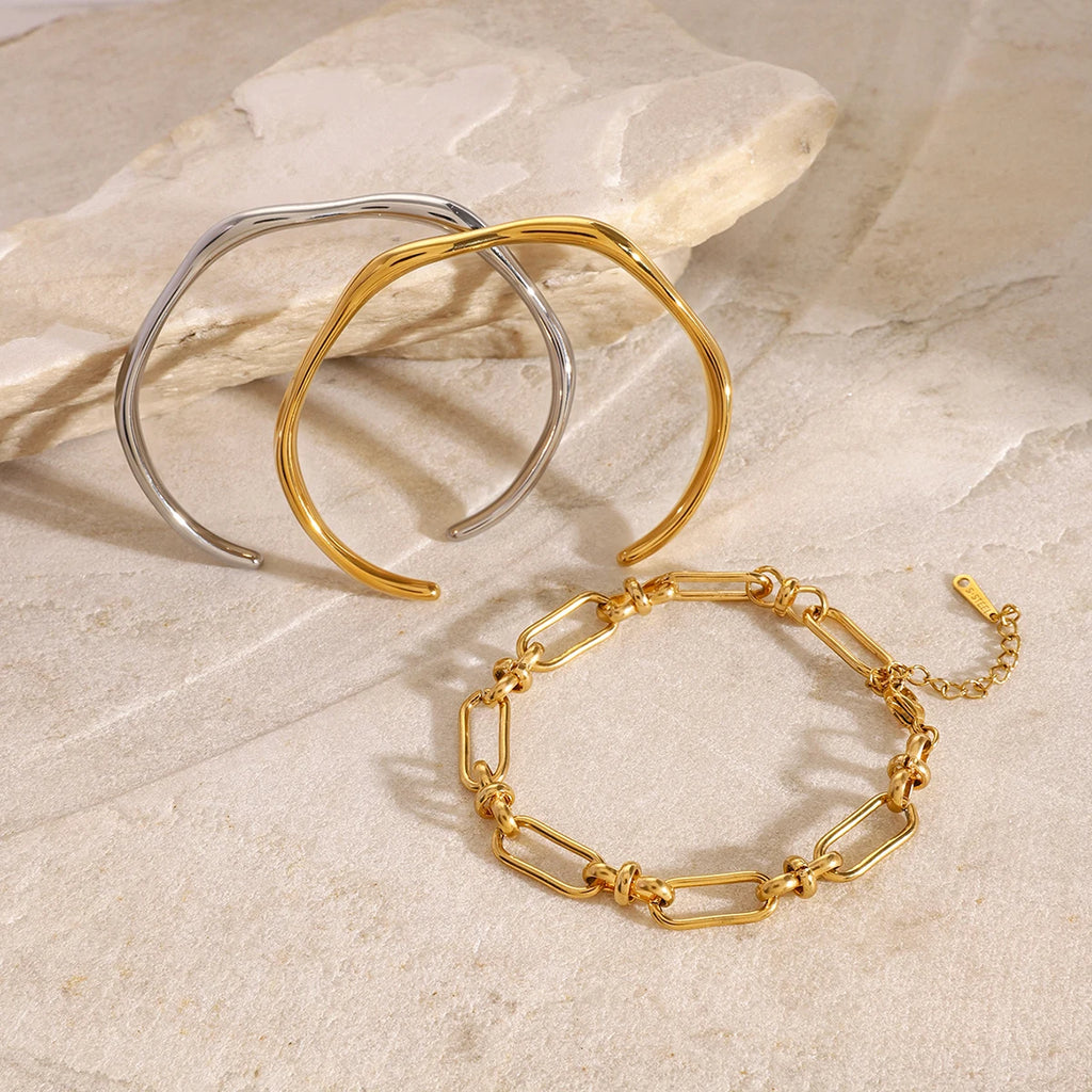 Wavy Cuff Chain Bracelet — 18K Gold Plated · PA005
