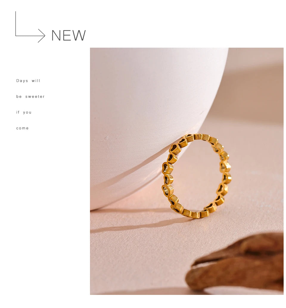 Heart minimalist ring in 18K gold-plated stainless steel.