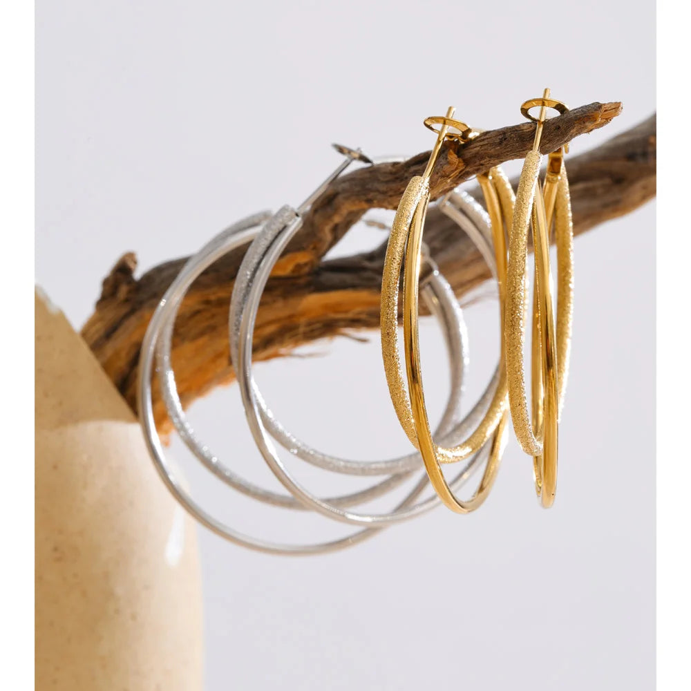 Geometric earrings in gold-plated stainless steel.
