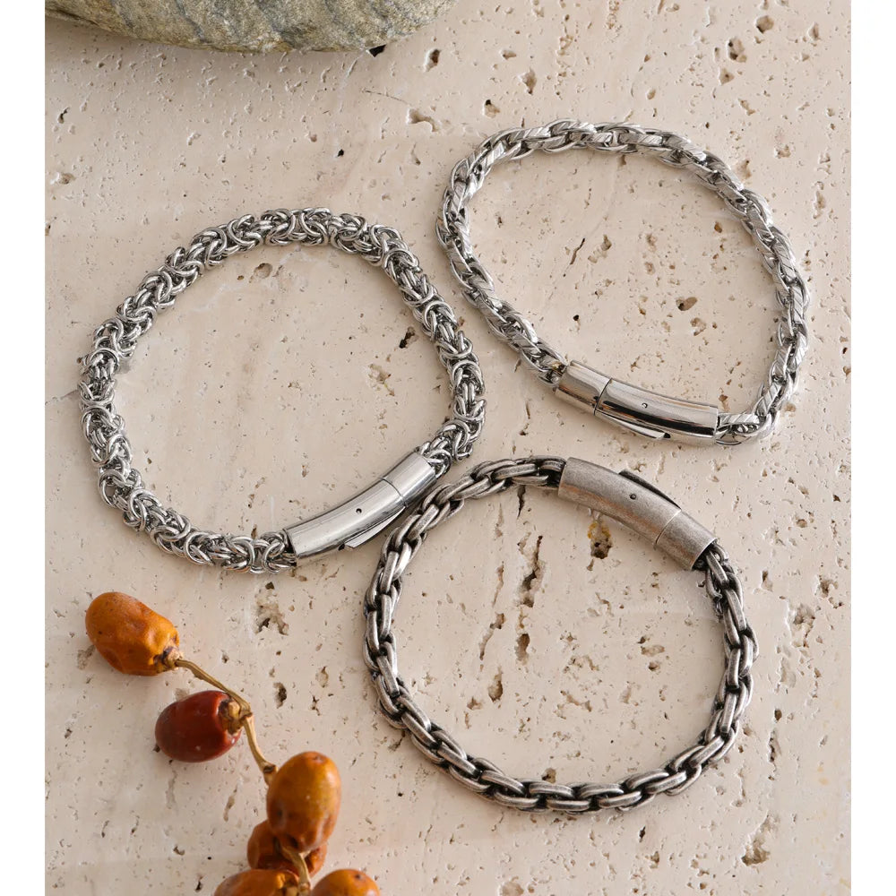 Geometric chain necklace in gold-plated stainless steel.