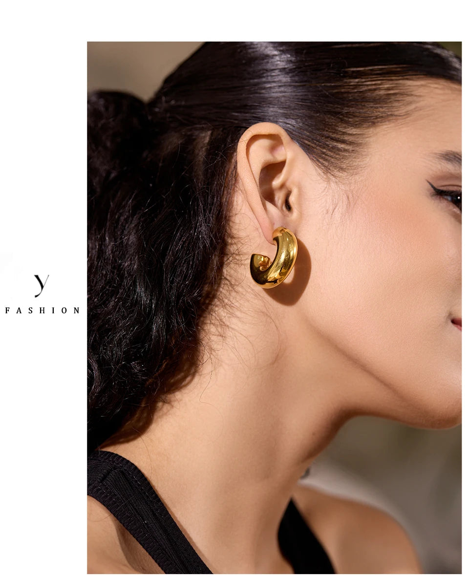 Geometric earrings in gold-plated stainless steel.