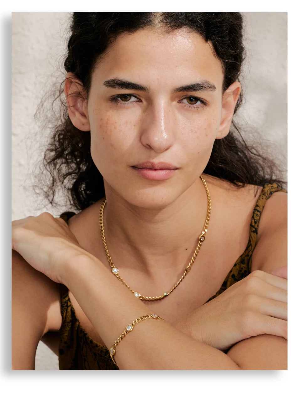 Cubic zirconia geometric chain necklace in gold-plated stainless steel with cubic zirconia.